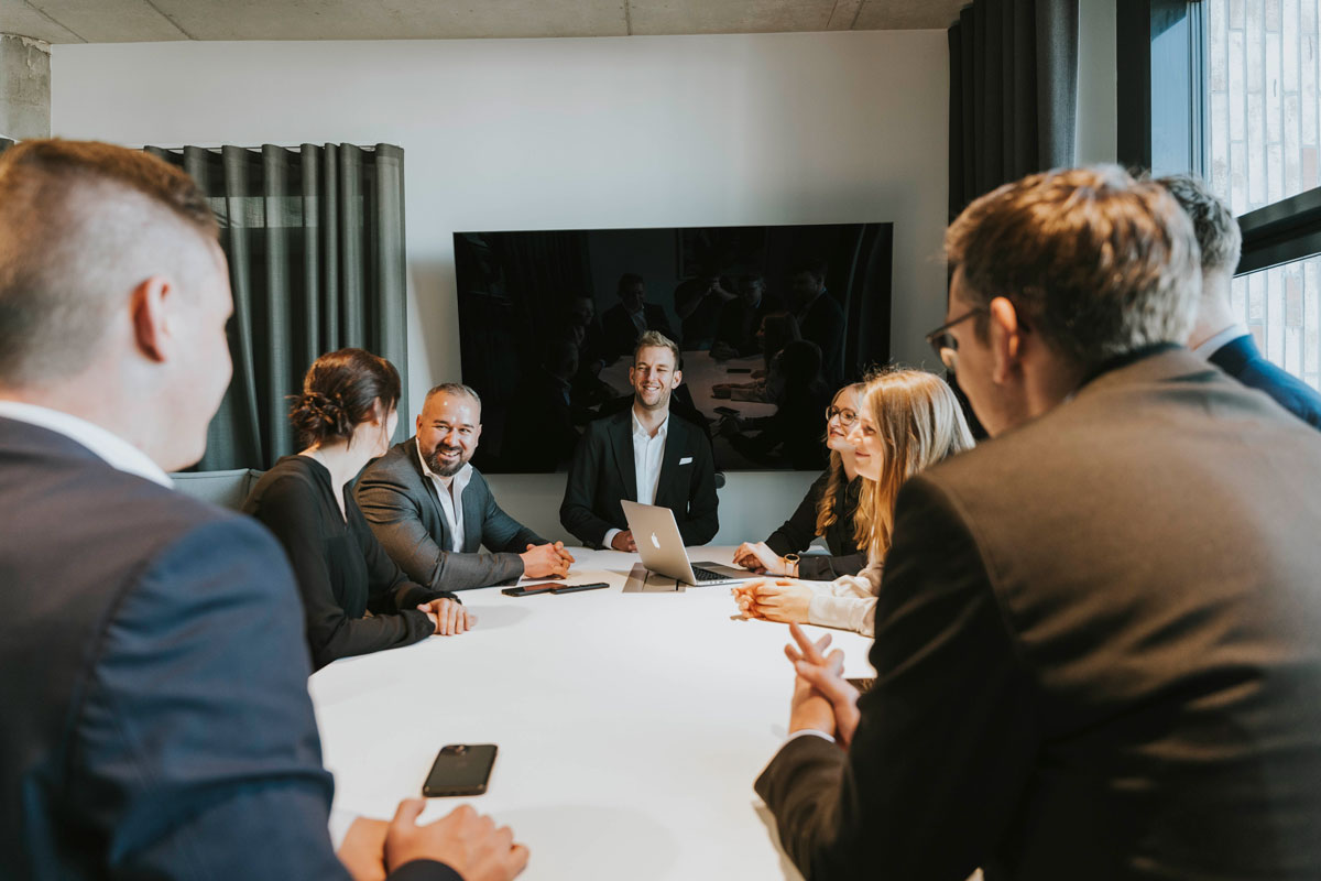 Teammeeting der finanzexperten.de am Konferenztisch