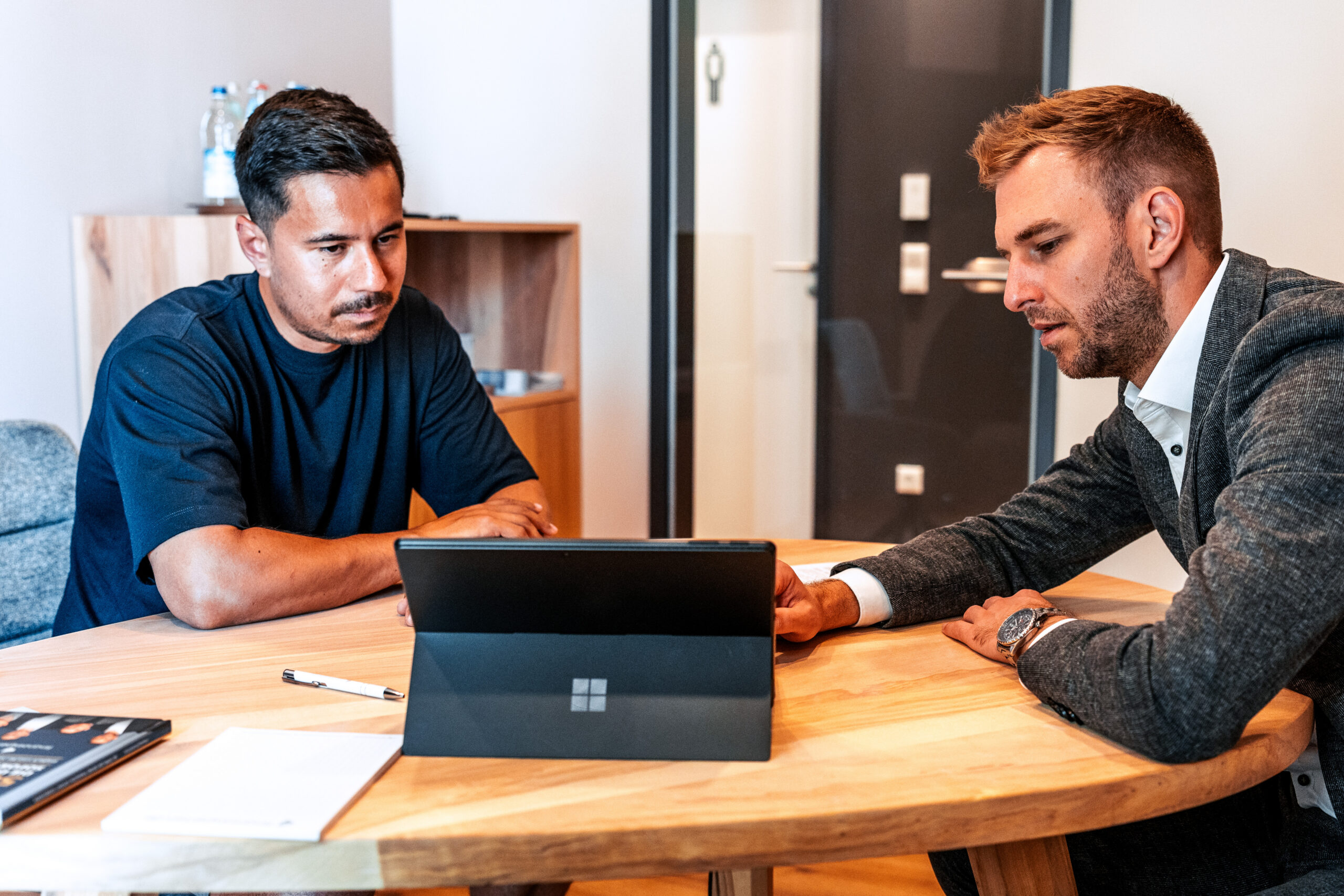 Ein Berater der finanzexperten.de im Gespräch am Laptop