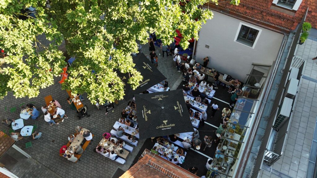 Gäste beim Sommerfest der finanzexperten.de 2025 in Aichach