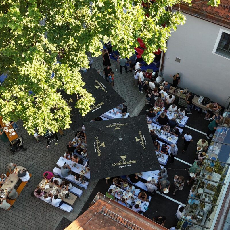 Gäste beim Sommerfest der finanzexperten.de 2025 in Aichach
